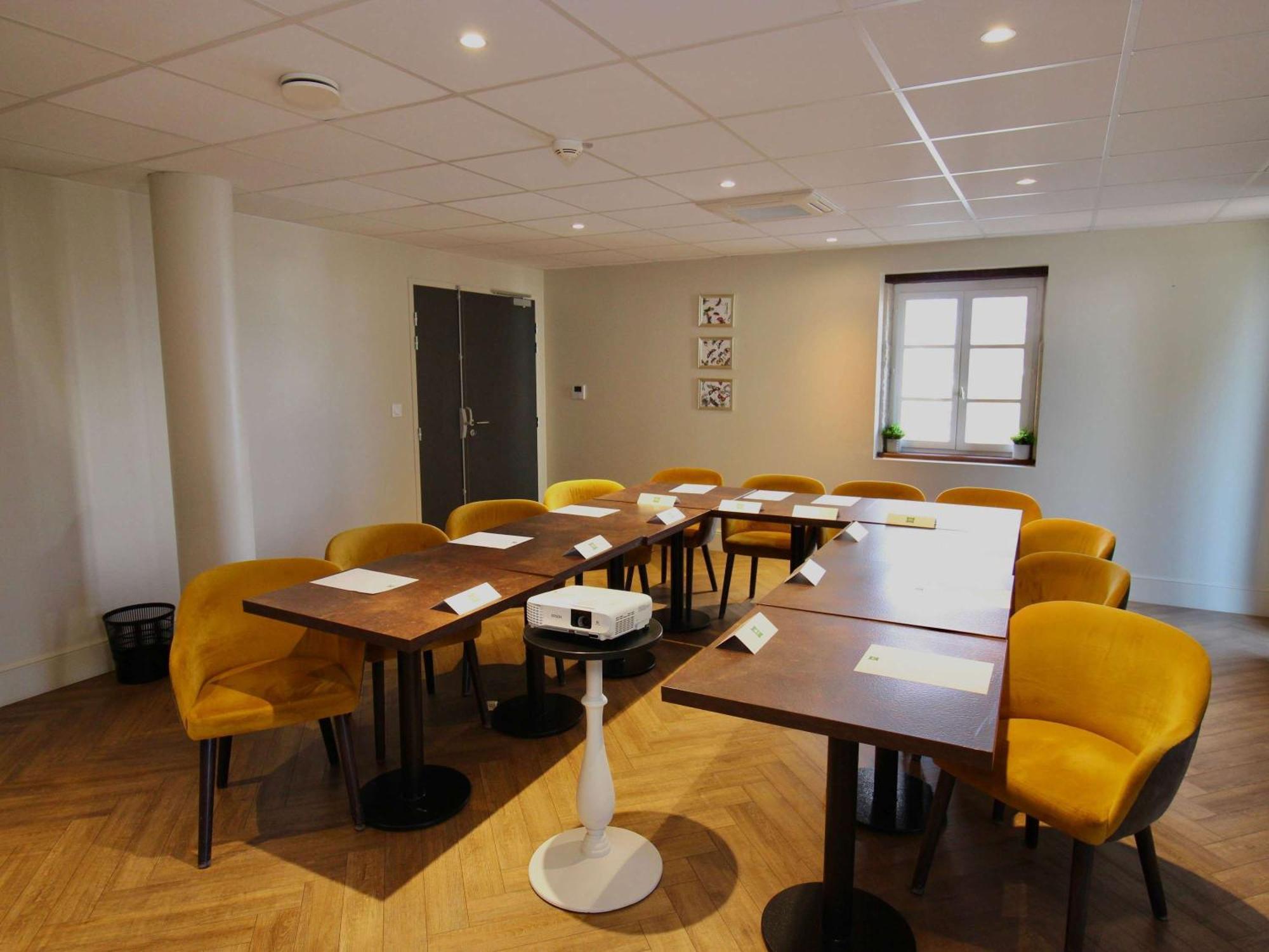Отель Ibis Styles Dijon Sud Domaine De Beauregard 21600 Лонвик Экстерьер фото